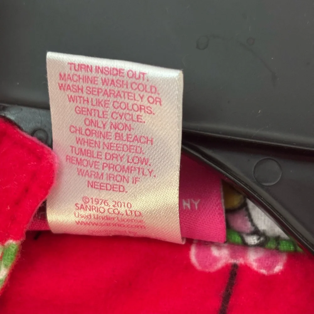 Hello Kitty Festive Red Pajama Set for Kids - Picture 3 of 6